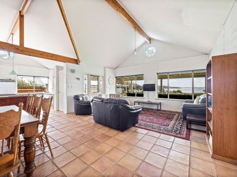 Pelicans View A Riverside Retreat - Melbourne Tourism 2