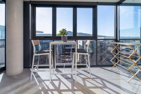 Perfectly Located 1BR BA Apartment - Melbourne Tourism 1