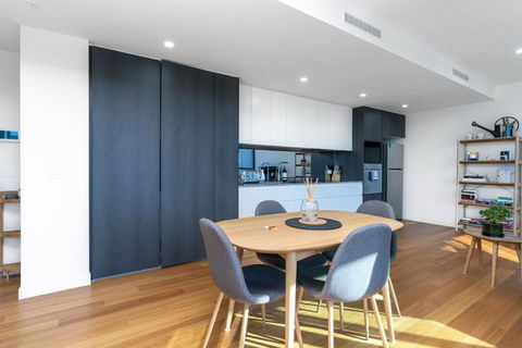 Perfectly Located 1BR BA Apartment - Melbourne Tourism 2