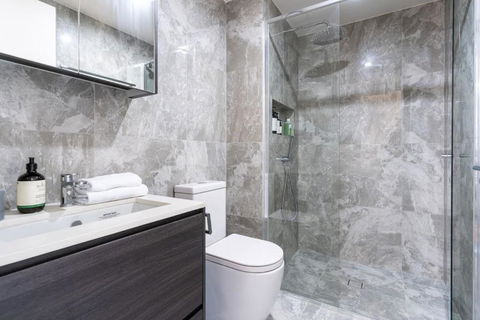 Perfectly Located 1BR BA Apartment - Melbourne Tourism 3