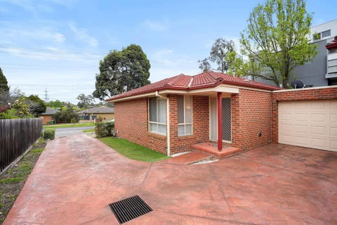 Perfectly Located Townhouse In Heart Of Ringwood - Melbourne Tourism 0