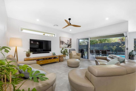 Pet Friendly Holiday Home With Pool On Alex - Melbourne Tourism 2
