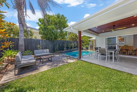 Pet Friendly Holiday Home With Pool On Alex - Melbourne Tourism 3