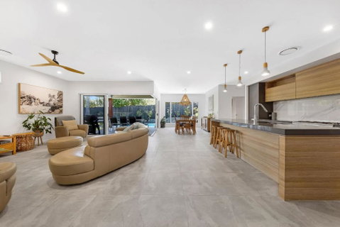 Pet Friendly Holiday Home With Pool On Alex - Melbourne Tourism 0