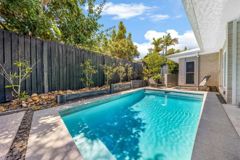 Pet Friendly Holiday Home With Pool On Alex - Melbourne Tourism 1