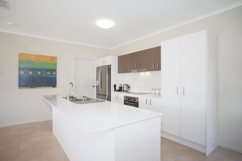 Petrie Beach Holiday Home - Melbourne Tourism 3
