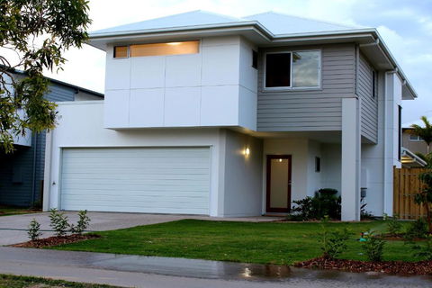 Petrie Beach Holiday Home - Melbourne Tourism 0