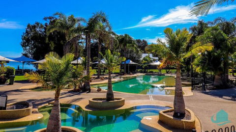Plover Executive Deluxe Villa 25 - Melbourne Tourism 1