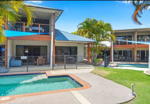 Pool Side Holiday Home - Melbourne Tourism 1