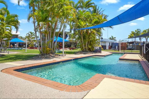 Pool Side Holiday Home - Melbourne Tourism 0