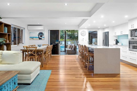 Pool Side Luxury Pet Friendly - Walk To The Beach - Melbourne Tourism 2