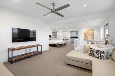 Pool Side Luxury Pet Friendly - Walk To The Beach - Melbourne Tourism 3