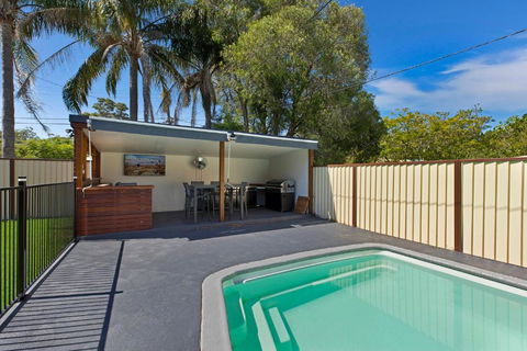 Poolside At Costa - Melbourne Tourism 1