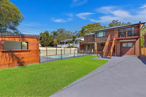 Poolside At Costa - Melbourne Tourism 2