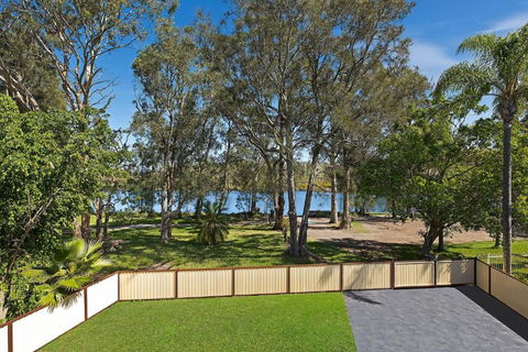 Poolside At Costa - Melbourne Tourism 3