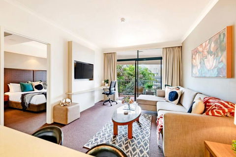 Poolside Resort Living On Esplanade With Balcony - Melbourne Tourism 0