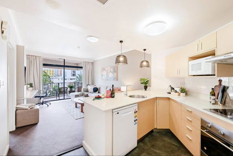 Poolside Resort Living On Esplanade With Balcony - Melbourne Tourism 3