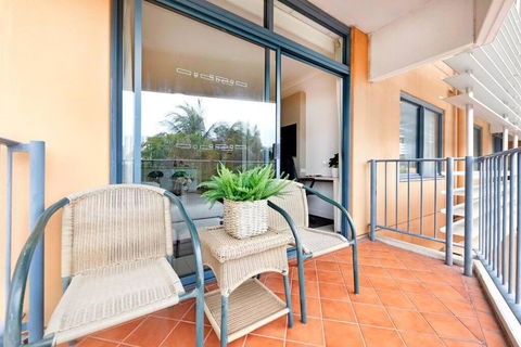 Poolside Resort Living On Esplanade With Balcony - Melbourne Tourism 2