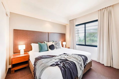 Poolside Resort Living On Esplanade With Balcony - Melbourne Tourism 1