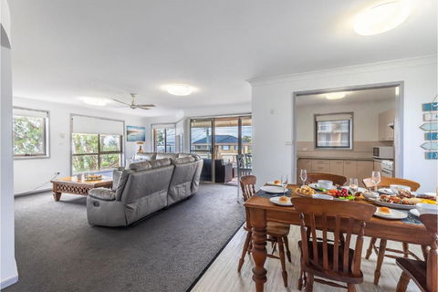 Port Views On Ronald 2 63 Ronald Ave - Melbourne Tourism 3