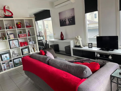 Radiance - Chic Fitzroy Street Apartment - Melbourne Tourism 0