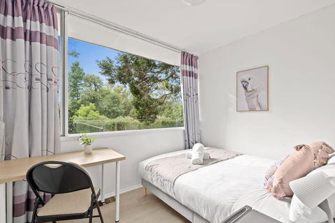 Quaint Queen Room - Central Location At Pymble - Shared Bathroom - Melbourne Tourism 0