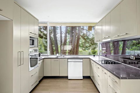 Quaint Queen Room - Central Location At Pymble - Shared Bathroom - Melbourne Tourism 2