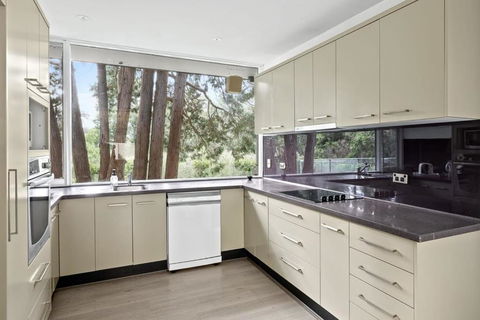 Quaint Queen Room - Central Location At Pymble - Shared Bathroom - Melbourne Tourism 3
