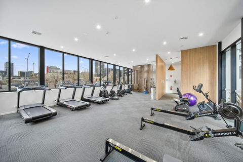 Pristine 2-Bed Apartment With Pool And BBQ - Melbourne Tourism 3