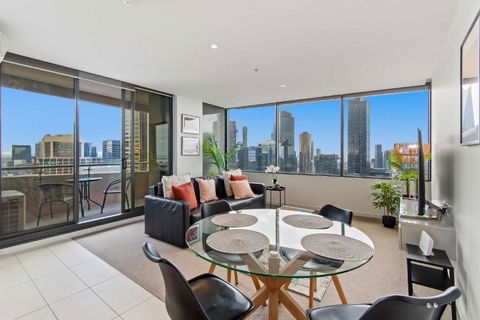 Pristine 2-Bed Central Apartment With City Views - Melbourne Tourism 0