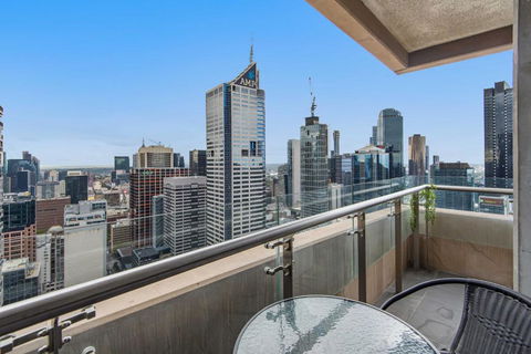 Pristine 2-Bed Central Apartment With City Views - Melbourne Tourism 1