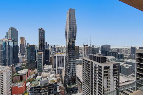 Pristine 2-Bed Central Apartment With City Views - Melbourne Tourism 3