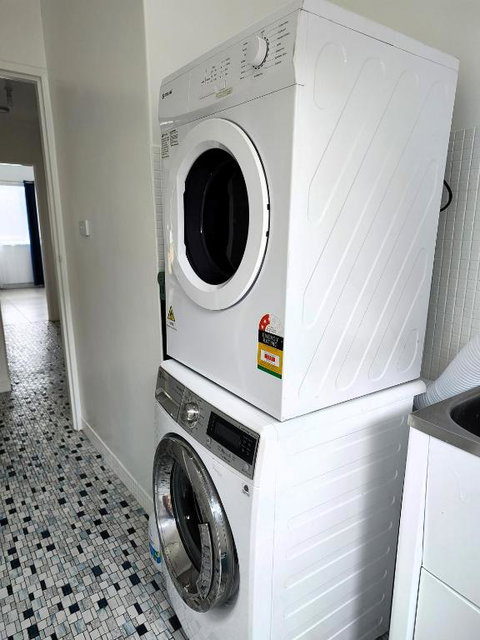 PROMO! Entire 2 Bedroom Unit Near Train Station! Free Parking & Wifi! - Melbourne Tourism 0