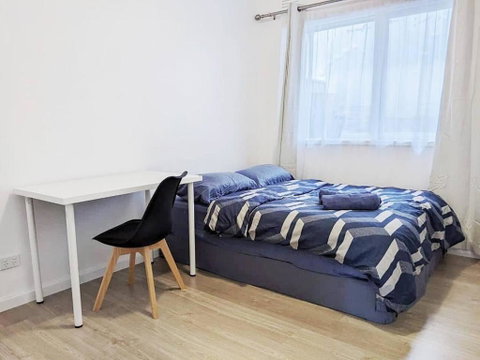 PROMO! Entire 2 Bedroom Unit Near Train Station! Free Parking & Wifi! - Melbourne Tourism 1