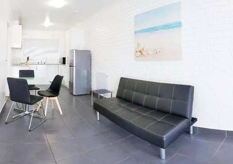 PROMO! Entire 2 Bedroom Unit Near Train Station! Free Parking & Wifi! - Melbourne Tourism 2