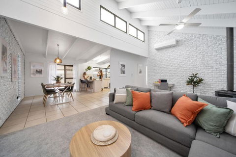 Pumicestone Beach House - 200m To The Passage - Melbourne Tourism 0