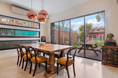 Quaint 4-Bed With Backyard 5-Min To The Beach - Melbourne Tourism 3