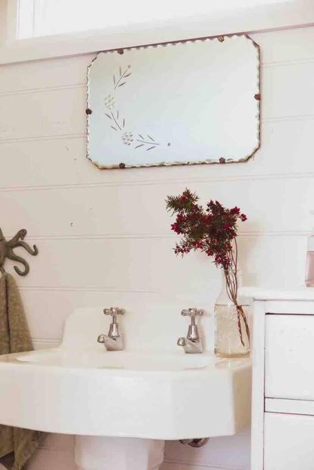 Quaint And Intimate 1-bed Seaside Cottage - Melbourne Tourism 3