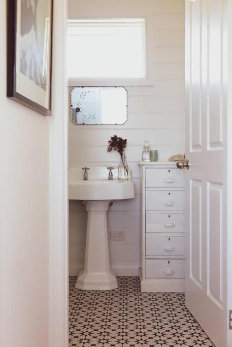 Quaint And Intimate 1-bed Seaside Cottage - Melbourne Tourism 2