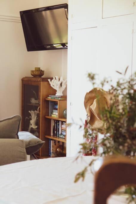 Quaint And Intimate 1-bed Seaside Cottage - Melbourne Tourism 1