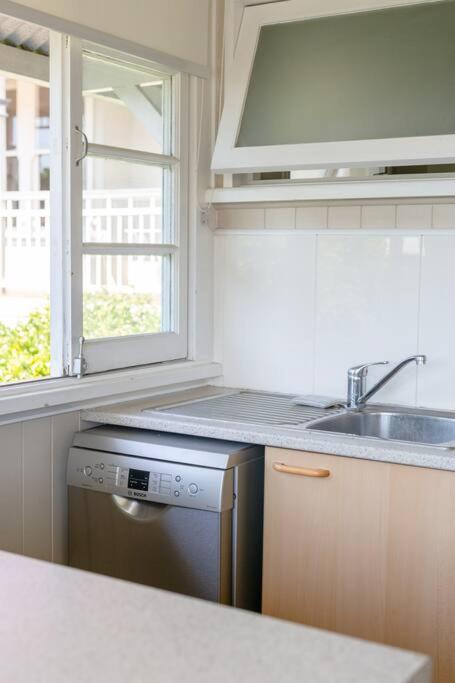 Quaint & Cosy 1 Bedroom Apartment In Queenslander. - Melbourne Tourism 2