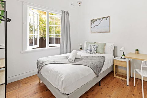 Quaint Double Room - Seconds To Shops & Eateries - Shared Bathroom - Melbourne Tourism 0