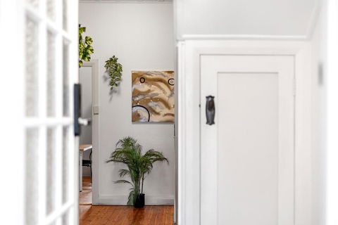 Quaint Double Room - Seconds To Shops & Eateries - Shared Bathroom - Melbourne Tourism 3