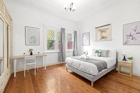 Quaint Double Room - Seconds To Shops & Eateries - Shared Bathroom - Melbourne Tourism 1