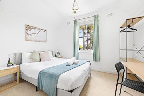 Quaint Double Room - Seconds To Shops & Eateries - Shared Bathroom - Melbourne Tourism 2