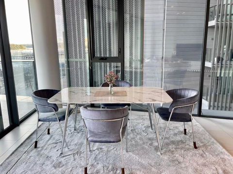 RARE Luxury Waterfront Living - Melbourne Tourism 3