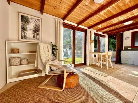 Private Access Retreat 1 Queen Bedroom W Stunning Pool And Ocean Views - Melbourne Tourism 0