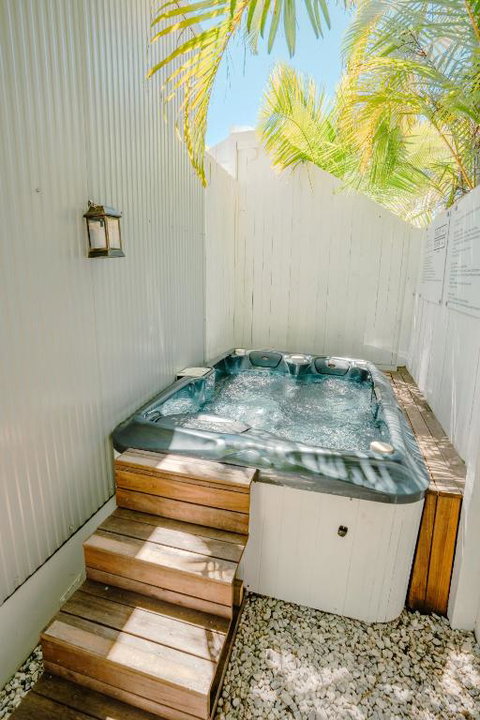 Private Outdoor Spa, Fire Pit, Cinema Room - THE COTTAGE COOLUM BEACH - Melbourne Tourism 0