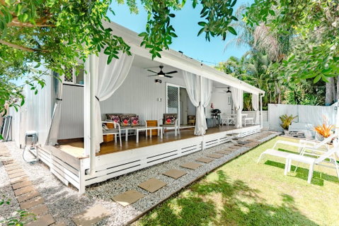 Private Outdoor Spa, Fire Pit, Cinema Room - THE COTTAGE COOLUM BEACH - Melbourne Tourism 2