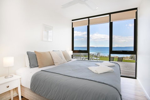 Azure Absolute Beachfront - Pet Friendly - Melbourne Tourism 3